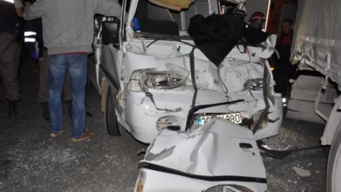 TIR’a çarpan minibüsün sürücüsü hayatını kaybetti