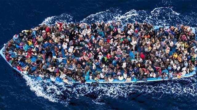 Tunus açıklarında mülteci botu battı