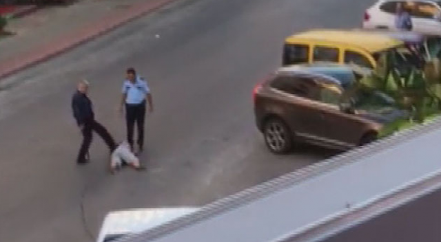 Yerdeki kadına polisten sert müdahale