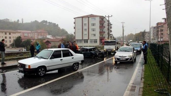 Zonguldak&#039;ta 2 araba çarpıştı, yaralılar var