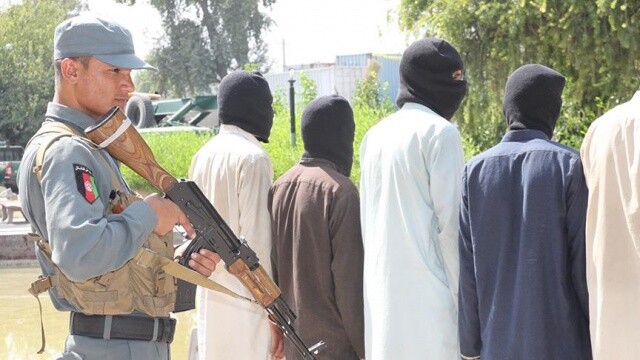 Afganistan&#039;da 60 Taliban üyesi teslim oldu