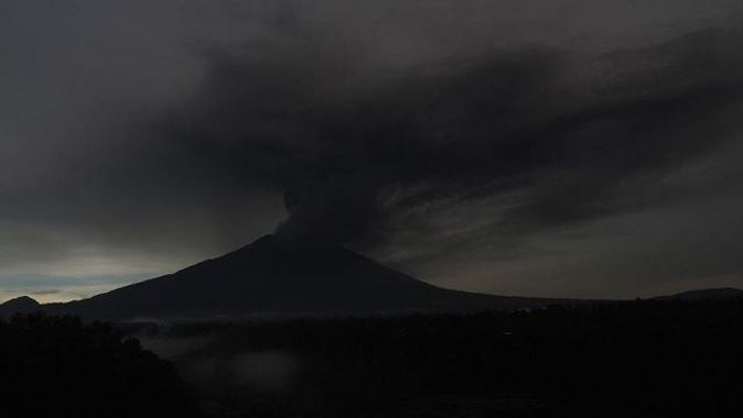 Agung Yanardağı yeniden kül püskürtmeye başladı