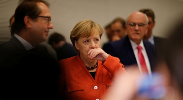 Angela Merkel’in istifası istendi
