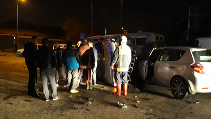 Ankara’da iki otomobil kafa kafaya çarpıştı: 4 yaralı