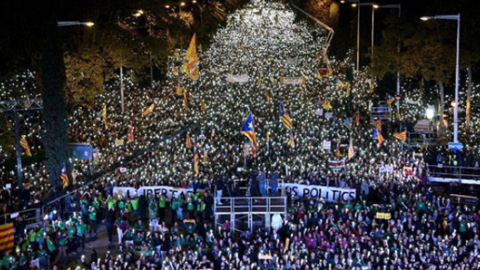 Barselona&#039;da yüz binler tutuklu siyasiler için sokaklara döküldü