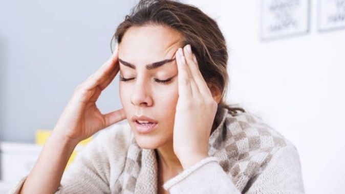 Baş ağrısı nasıl geçer, ilaçsız tedavi mümkün mü? (Elle baş ağrısı tedavisi)