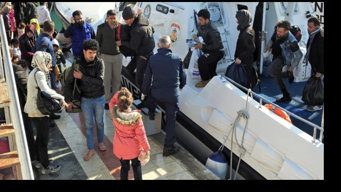 Çeşme&#039;de 65 göçmen, sahil güvenlik tarafından yakalandı