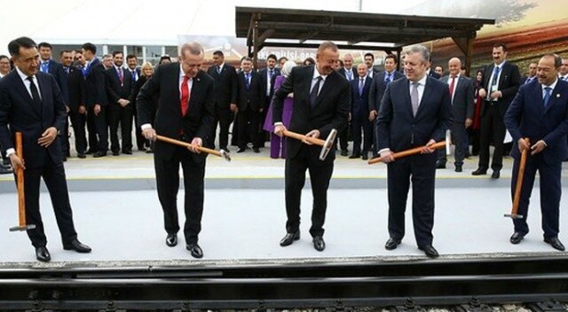 Cumhurbaşkanı Erdoğan, BTK çekicini Azerbaycan&#039;dan hatıra aldı