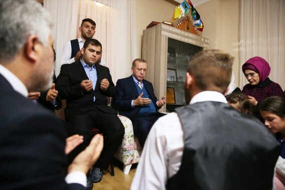 Cumhurbaşkanını şehit Eren Bülbül&#039;ün kıyafetleriyle karşıladılar
