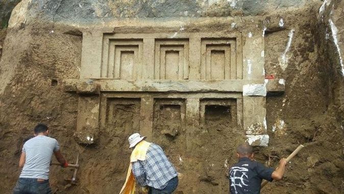 Demre&#039;de 2 bin 400 yıllık kaya mezarı bulundu