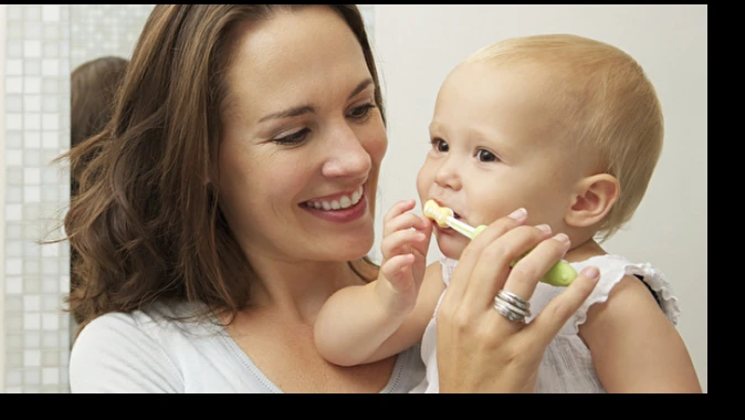 Diş bakımı bebeklikte başlamalıdır