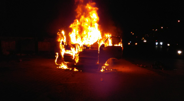 Düzce&#039;de seyir halindeki minibüs alev alev yandı