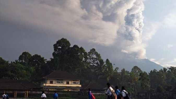 Endonezya&#039;daki yanardağda volkanik hareketlilik devam ediyor
