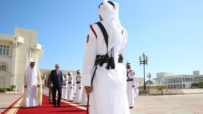 Erdoğan, Katar&#039;da resmî törenle karşılandı
