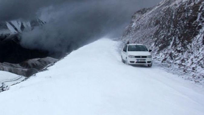 Erzurum buz kesti! Kar ve tipi ulaşımı etkiledi