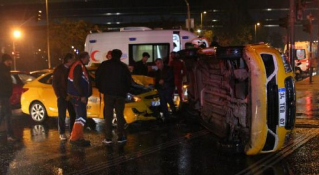Fatih&#039;te taksiler çarpıştı:4 yaralı