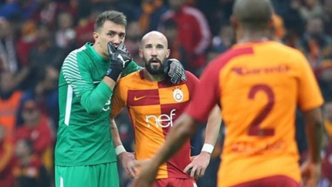 Galatasaray tribünlerinden Latovlevici&#039;ye beklenmedik tepki!