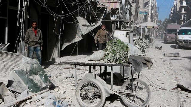 Halep&#039;te pazar yerine hava saldırısı: 10 ölü