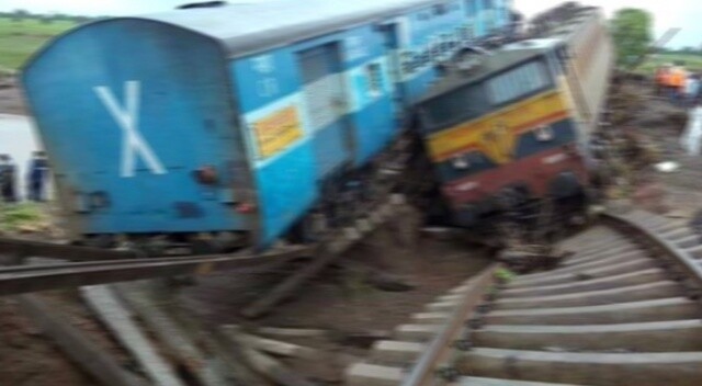 Hindistan&#039;da yolcu treni raydan çıktı: 3 ölü, 13 yaralı