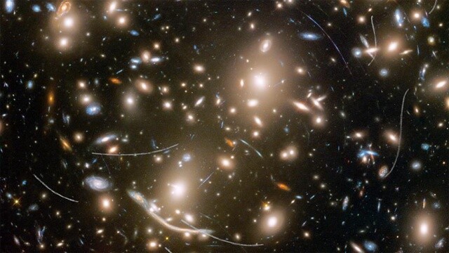 Hubble Teleskobu&#039;nun galaksi tuvalinde asteroid lekeleri
