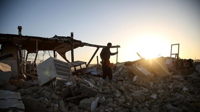 İran&#039;da depremin vurduğu kente yeterli yardım ulaşmadı