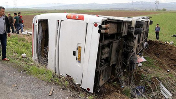 İran&#039;da yolcu otobüsü devrildi: 13 ölü