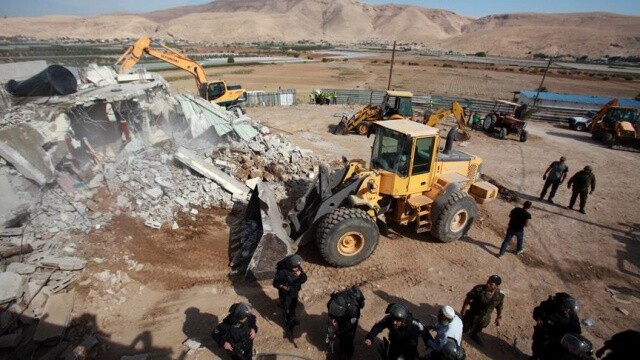 İsrail askerleri, Filistinlilere ait 3 evi yıktı