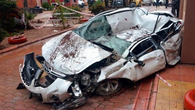 Kahramanmaraş&#039;ta istinat duvarı çöktü, araçlar toprak altında kaldı
