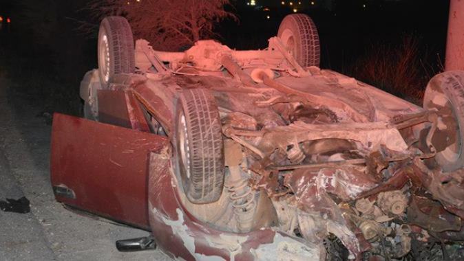 İzmir&#039;de otomobil bariyerlere çarpıp takla attı: 1 yaralı