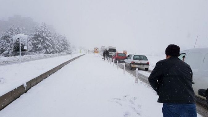 Karabük-Bartın Karayolu kar ile kaplandı, araçlar mahsur kaldı