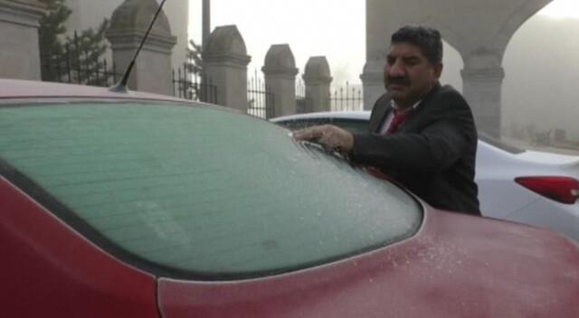 Kars&#039;ta soğuktan araçların camları buz tuttu