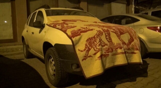 Kars&#039;ta vatandaş arabasını soğuktan korumak için battaniye kullandı
