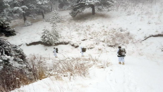 Mehmetçik dondurucu havaya rağmen teröristlerin peşinde