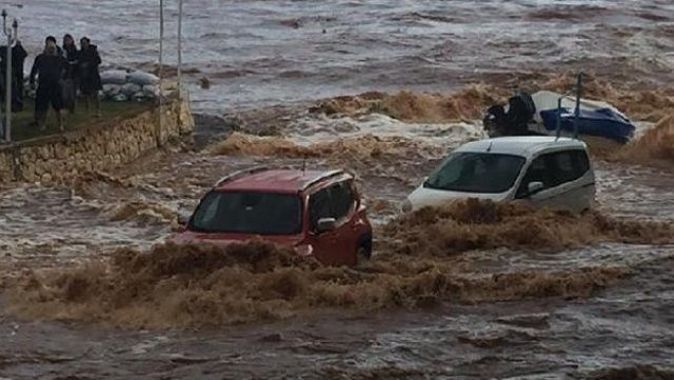 Mersin&#039;de şiddetli yağış nedeniyle dereler taştı, araçlar sele kapıldı