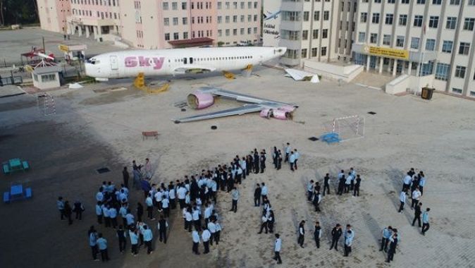 Okulun bahçesine yolcu uçağı koydular