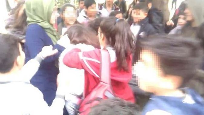 Ortaokul öğrencisi kızlar saç saça kavga etti