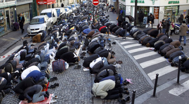Paris&#039;te skandal: Sokakta namaz kılmak yasaklanıyor