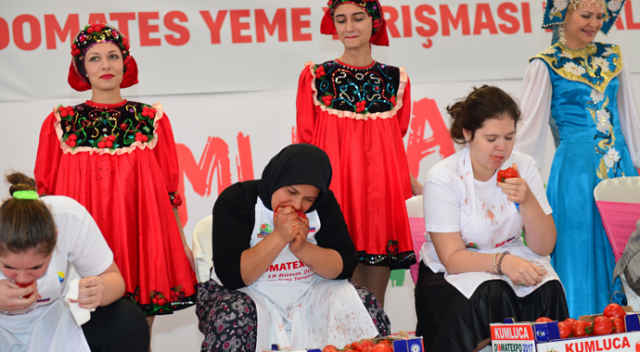 Rus ve Türk kadınlar domates yeme yarışı yaptı