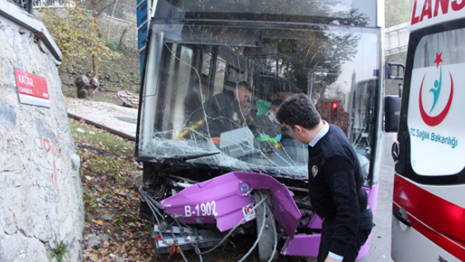 Sarıyer&#039;de halk otobüsü bariyerlere çarptı, sürücü araç içinde sıkıştı