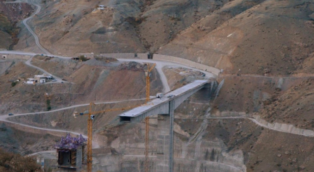 Siirt&#039;teki Türkiye&#039;nin en büyük konsol viyadüklü asma köprüsünde sona yaklaşılıyor