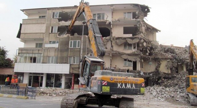 Tapusuz oturdukları evlerinden çıkarılan vatandaşlar binayı yıktı