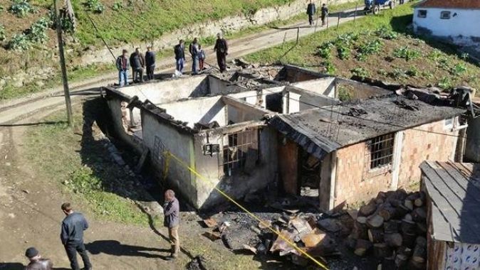 Trabzon&#039;da ev yangını: Anne öldü, 2 kızı yaralı