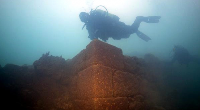 Van Gölü&#039;nde Urartular dönemine ait 3 bin yıllık kale bulundu