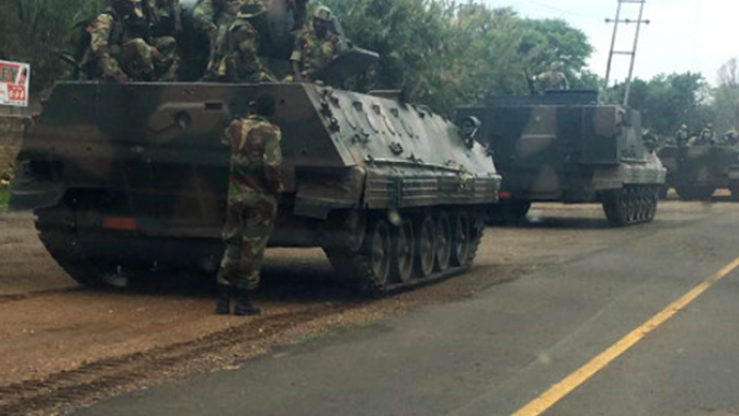 Zimbabve&#039;de darbenin ayak sesleri! Tanklar başkente doğru yola çıktı
