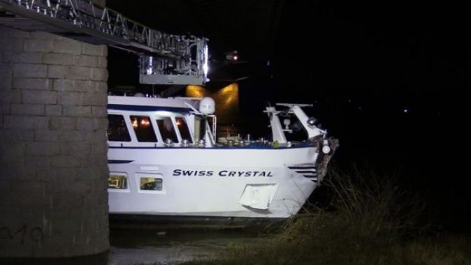 Almanya&#039;da yolcu gemisi köprüye çarptı, 27 yaralı var
