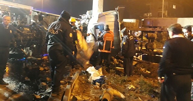 Ankara&#039;da alçı yüklü tır devrildi: 1 ölü