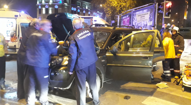 Ankara&#039;da feci kaza! Araç içinde sıkıştılar