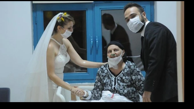 Annesi için hastanede evlendi