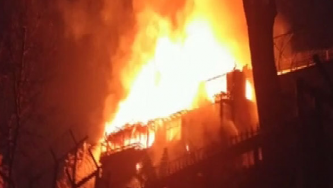 Balat&#039;ta yangın: Alevler metrelerce yükseldi
