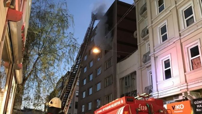 Beyoğlu&#039;nda iş hanında yangın!